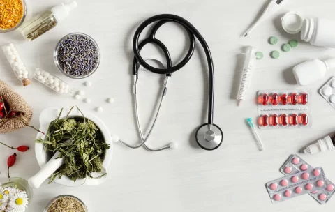 Holistic-vs-Modern-Western-Medicine.jpg
